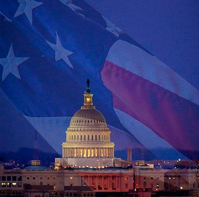 蓝色背景的美国国旗和白宫在夜晚亮了起来